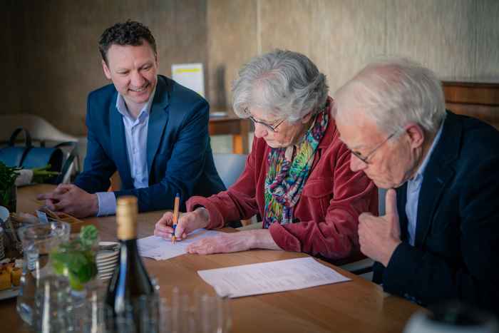 Anita Witlox en Paul Lips tekenen voor het nieuwe fonds, in bijzijn van directeur Melchior Bussink