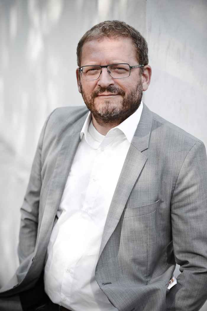 dhr. prof. dr. Emile Schrijver, medewerker FGw, hoogleraar Geschiedenis van het Joodse Boek