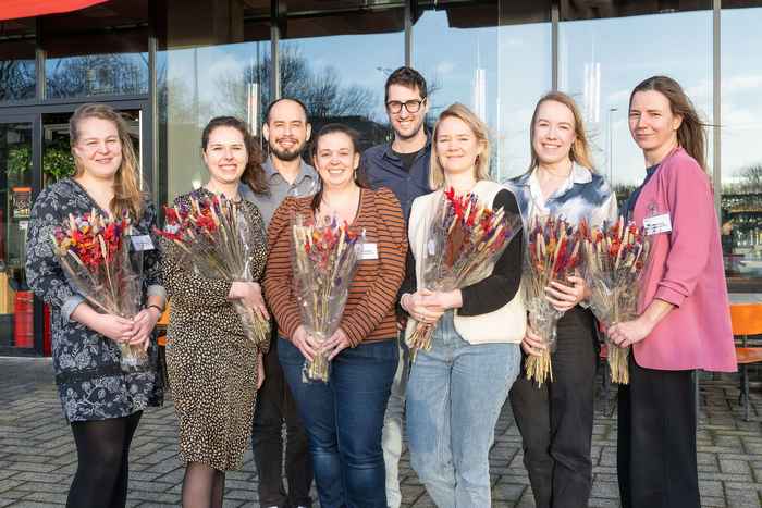 Vlnr: Machteld Boonstra, Daphne Naessens, Mariano A. Molina Beitia, Wendy Dankers, Niels Waterval, Anne van der Spek, Margot Morssinkhof en Elza Dianne van Deel, Stephanie Popping kon helaas niet aanwezig zijn.Van Harte Gefotografeerd