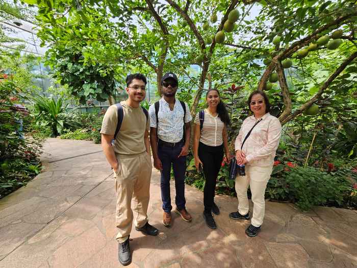 Shariq Bipat, Shofar Sno en Payal Debipersad in Artis met taakgroeplid Sharon Calor