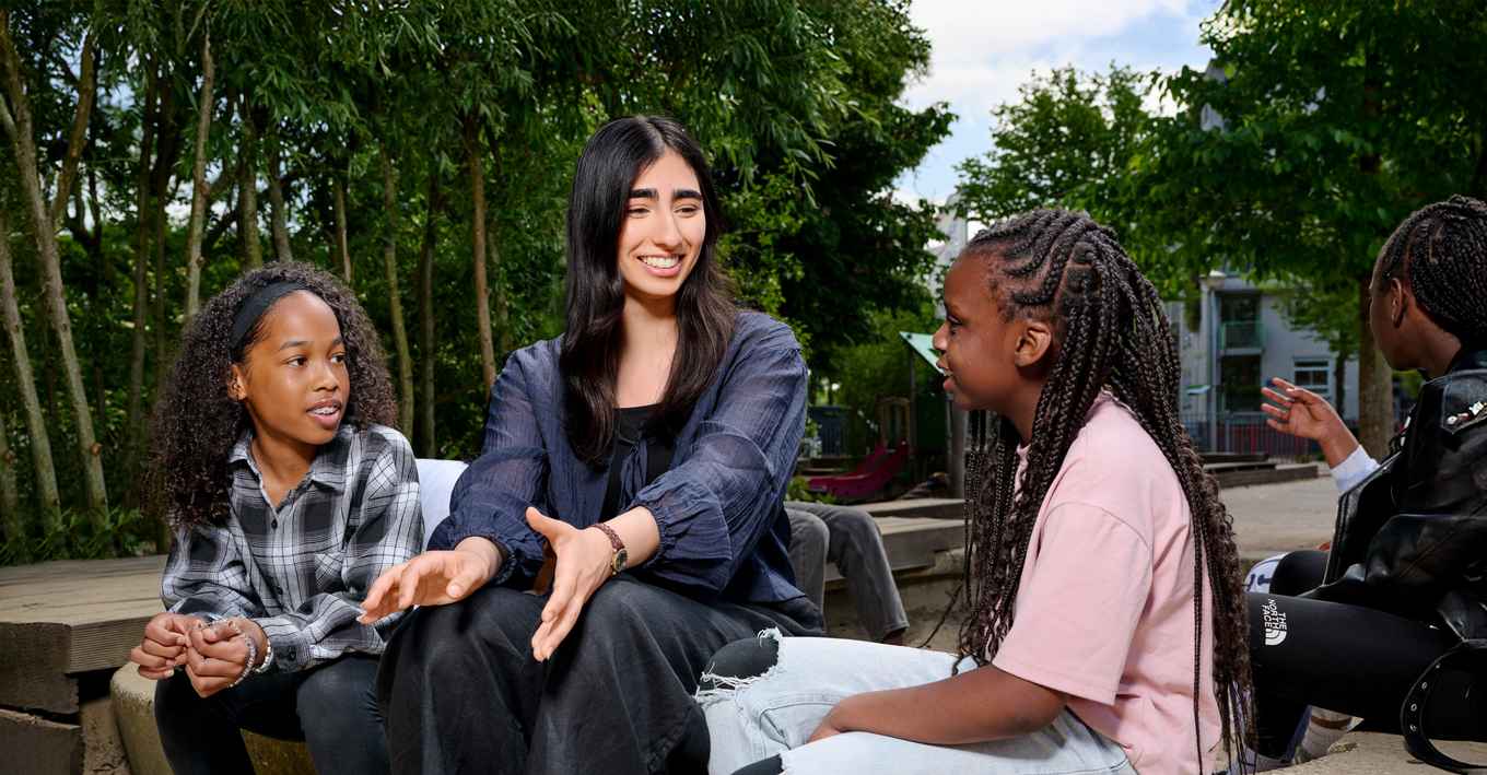 Mina Mirzai en leerlingen van OBS De Schakel