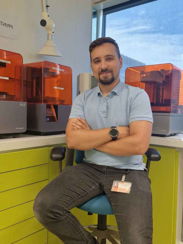 Dr. João Tribst voor de 3D printer