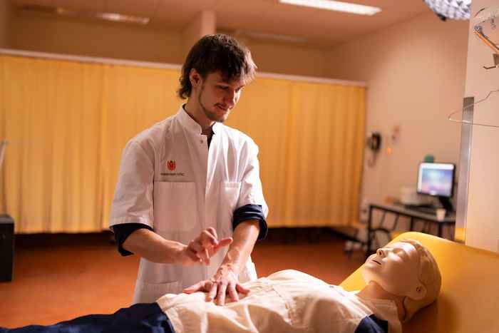 Jessey oefent op een medische simulatie pop