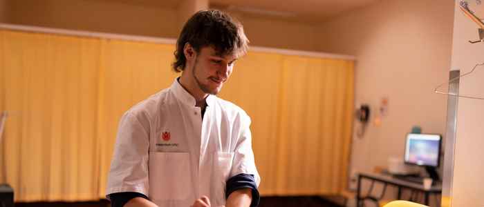 Jessey oefent op een medische simulatie pop