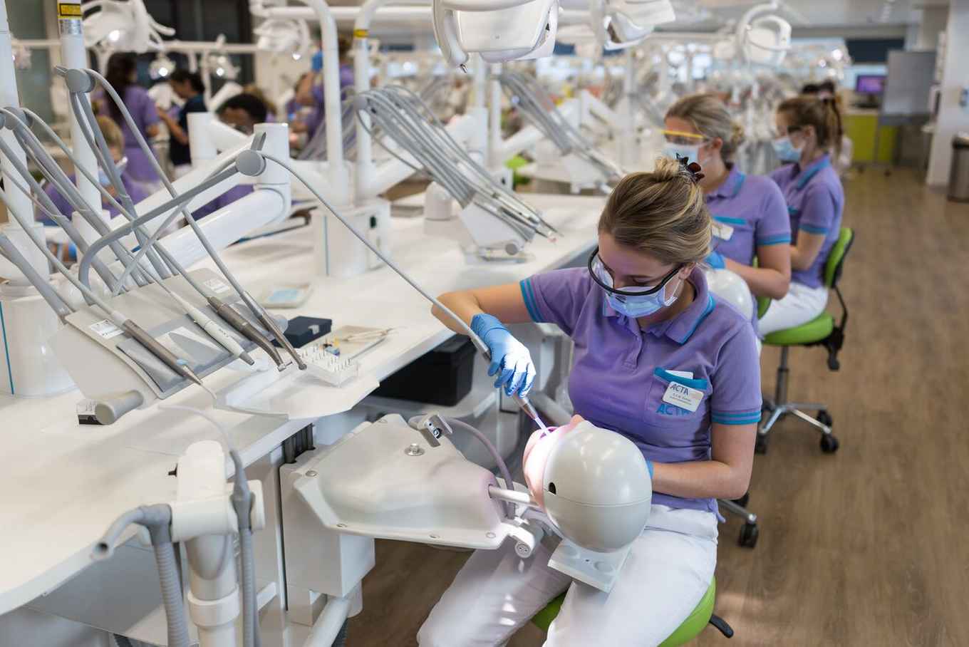 BA-studenten oefenen op fantoomhoofden (voordat ze patiënten mogen behandelen)