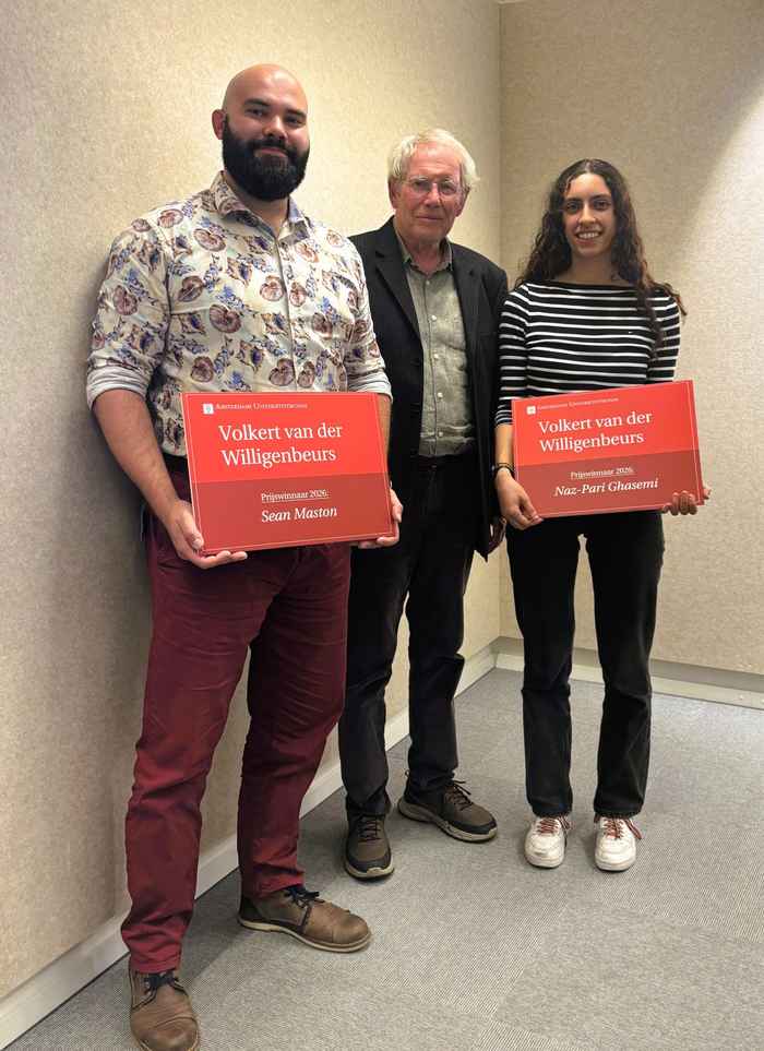 Volkert vd Willigen te midden van de winnaars Sean Maston (R) en Naz-Pari Ghasemi (L)